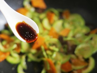 13、超简单的家常素炒西葫芦,加一勺蚝油。