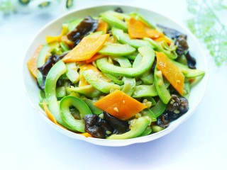 15、超简单的家常素炒西葫芦,出锅盛盘。