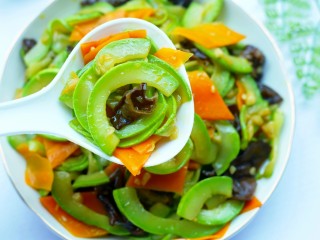 17、超简单的家常素炒西葫芦,味道太赞了。