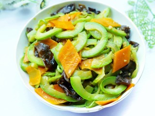 18、超简单的家常素炒西葫芦,瞬间光盘。