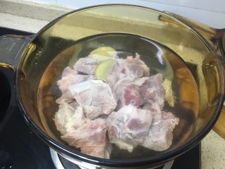 4、山药排骨汤,锅里放入适量的清水，放入姜片，喜欢吃玉米的也可以这个时候加入；