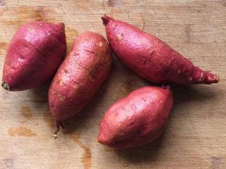 1、奶油红薯蛋糕条,红薯洗干净