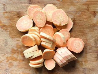 2、奶油红薯蛋糕条,削皮切成薄片