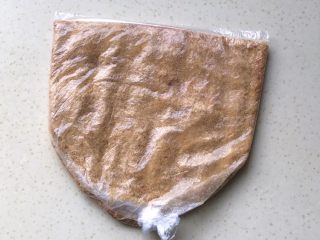 6、奶油红薯蛋糕条,如图碾压成粉状