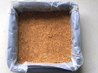 11、奶油红薯蛋糕条,用硅胶刀压平压紧，放冰箱冷藏10分钟