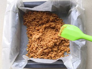 10、奶油红薯蛋糕条,倒进一个垫好油纸的20✖️20的方形烤盘里