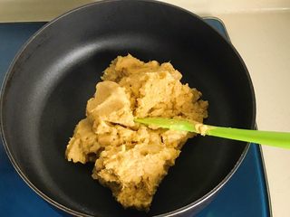 17、奶油红薯蛋糕条,放进锅里中火翻炒