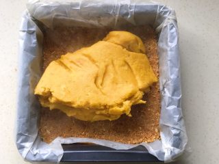 19、奶油红薯蛋糕条,冰箱里取出冷藏的饼干底