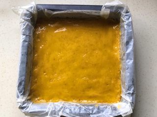 23、奶油红薯蛋糕条,再上面刷上一层蛋黄液，蛋黄液如果太稠，稍微加一点点水