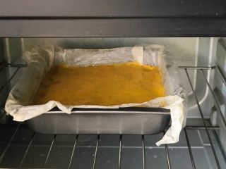 24、奶油红薯蛋糕条,放进烤箱中层，200度烤20分钟，直到表皮微焦