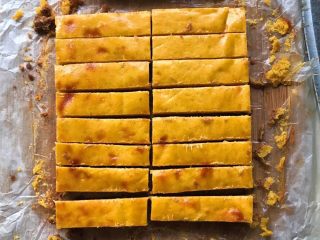 26、奶油红薯蛋糕条,切掉四边不平整的，再切成自己想要的粗细