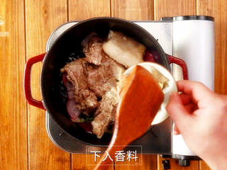 14、酱香羊蝎子-美颜补钙身体棒,依次放入香料