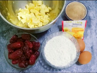 1、红枣面包,准备好所有材料