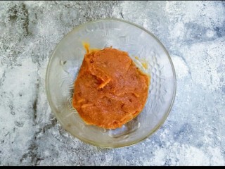 3、红枣面包,捞出煮好的红枣，去掉枣皮，去掉枣核。用勺子压成枣泥备用