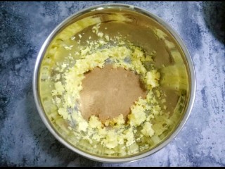 5、红枣面包,用电动打蛋器打发至乳霜状，加入红糖