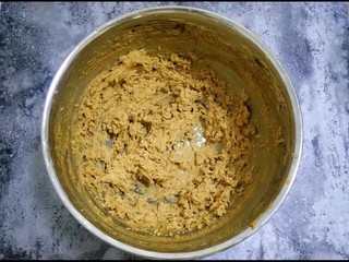 7、红枣面包,鸡蛋液分三次加入，每加一次都要打至搅打均匀，这是打好的状态