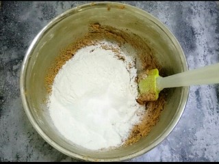 9、红枣面包,低筋面粉和泡打粉混合均匀，过筛到打发的黄油中