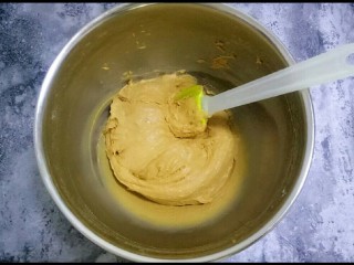 10、红枣面包,用刮刀翻拌均匀至没有干粉且面糊顺滑