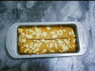 13、红枣面包,取出用水果刀在蛋糕背上划一刀