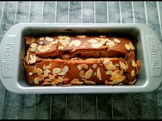 15、红枣面包,烤好的蛋糕晾凉，切片食用，回油后更美味！