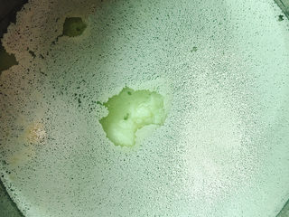 1、红糖红枣馒头,容器中放入酵母粉、白糖、鸡油、50ml左右温水稍作搅拌