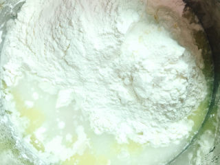 2、红糖红枣馒头,放入面粉