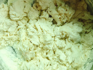 3、红糖红枣馒头,分次加入温水，用筷子搅拌成絮状