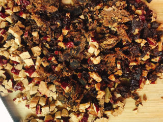 10、红糖红枣馒头,红枣、红糖提前切碎备用