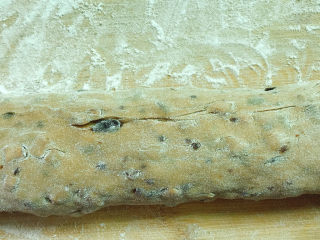 14、红糖红枣馒头,揉成长条状