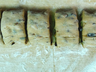 15、红糖红枣馒头,切成均匀的大小