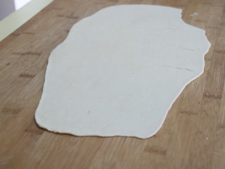 5、自制猫耳朵,省好后把两份面分别擀成薄一点的面饼。