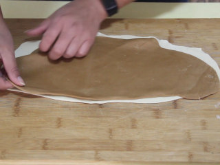 6、自制猫耳朵,把白色的面饼放下面，红糖水的面饼放上面。铺匀后再用擀面杖擀实