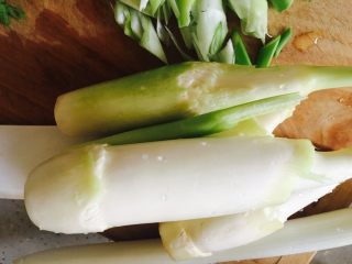 1、清炒茭白,茭白切去老根，去老皮洗净