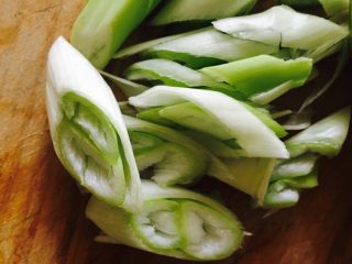 2、清炒茭白,葱切花