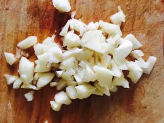 3、清炒茭白,蒜切碎