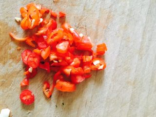 4、清炒茭白,尖辣椒切碎