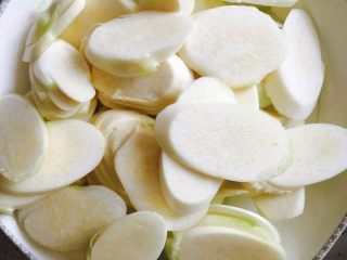 6、清炒茭白,茭白切片