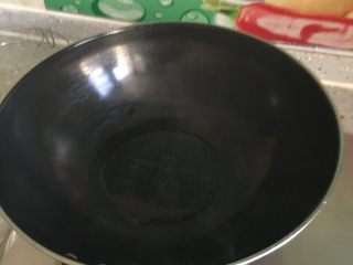 7、清炒茭白,锅烧热放适量橄榄油，比平时多点儿，茭白吃油