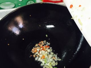 8、清炒茭白,放入姜蒜辣椒爆香