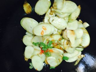11、清炒茭白,加葱花辣椒碎翻炒至熟