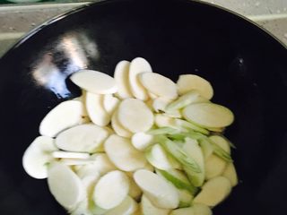 9、清炒茭白,放入茭白，葱花翻炒均匀