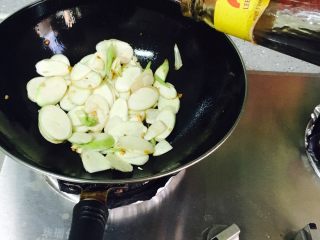 10、清炒茭白,加适量味极鲜酱油、盐翻炒均匀