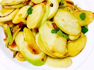 12、清炒茭白,出锅码盘