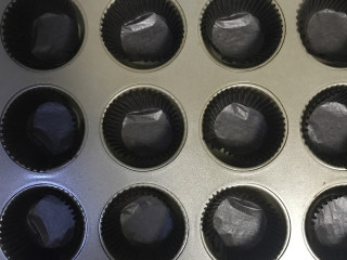 1、低脂养生红枣蛋糕,模具铺好纸托备用