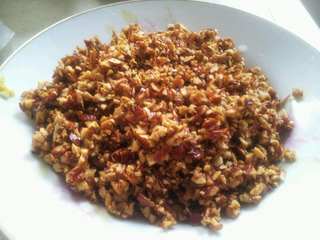 3、低脂养生红枣蛋糕,去核切成碎粒。尽量切碎一点。