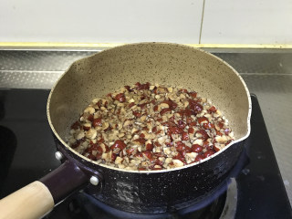 5、低脂养生红枣蛋糕,加入水煮开