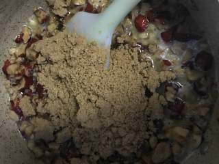 8、低脂养生红枣蛋糕, 再加入红糖搅拌至融化