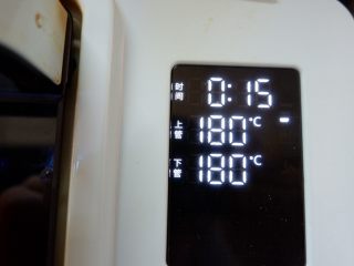 13、低脂养生红枣蛋糕,预热好的烤箱，180度15分钟左右