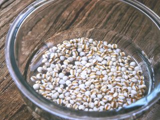 2、滋阴抗老 紫薯银耳粥,泡入水中半小时