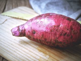 5、滋阴抗老 紫薯银耳粥,紫薯洗净